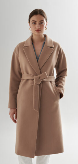 Płaszcz wiązany z obniżoną linią ramion, wiązany paskiem, kolor jasny kamel.