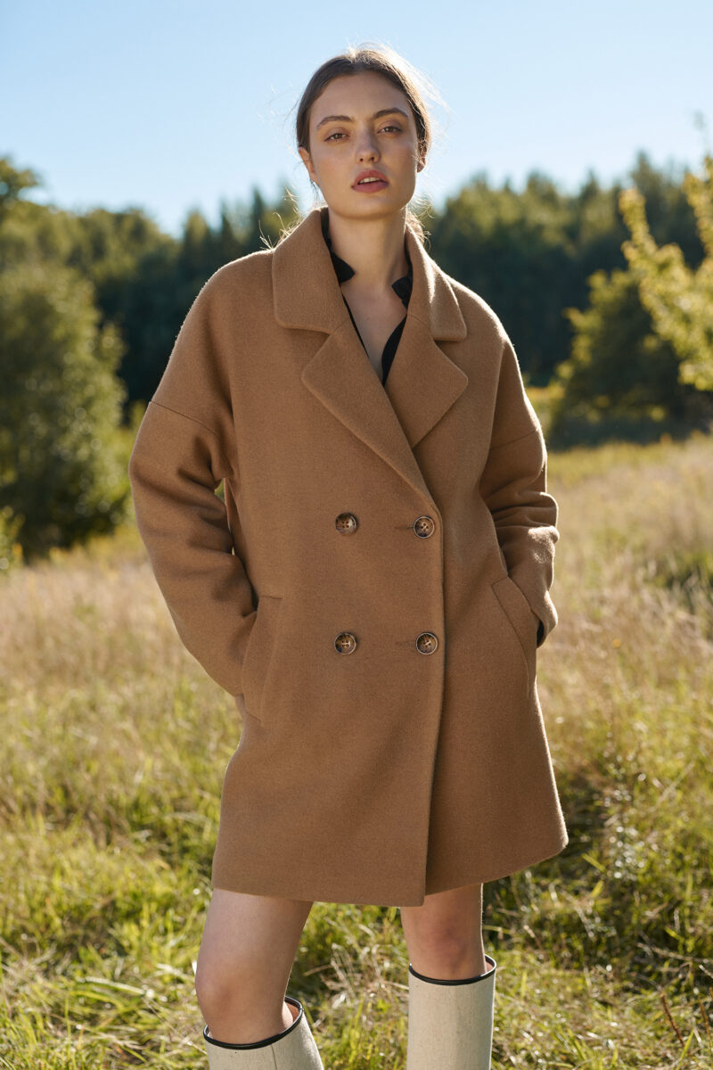 Krótki płaszcz, kurtka damska w kolorze karmelowym dwurzędowa bez paska.