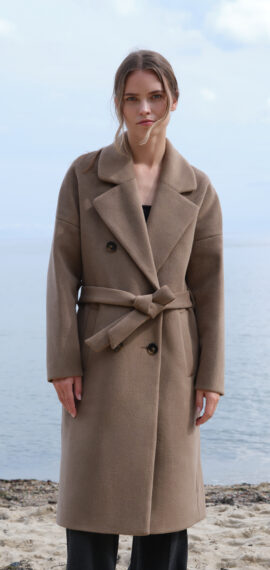 Oliwkowy płaszcz o luźnym kroju, dwurzędowy, wiązany, uszyty z miękkiego materiału z alpaką. Ciepły i zimowy.
