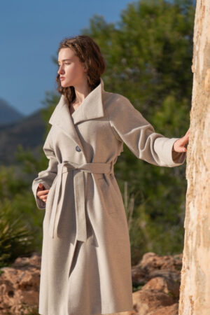 Wełniany trencz o swobodnym, luźnym kroju. Uszyty z lekkiego tweedu. Idealny na wiosnę i jesień.