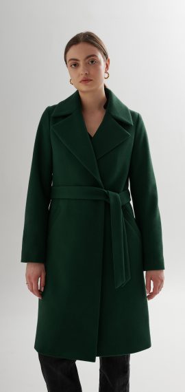 Zimowy płaszcz damski w kolorze butelkowej zieleni, wiązany w pasie i zapinany na guziki.
