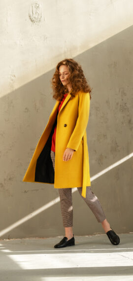 damski płaszcz wiązany w pasie w modnym żółtym kolorze