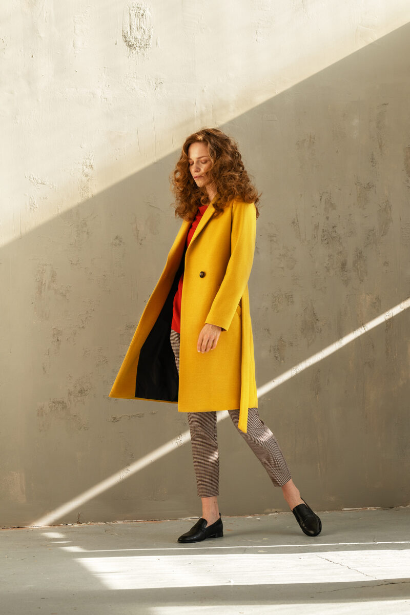 damski płaszcz wiązany w pasie w modnym żółtym kolorze