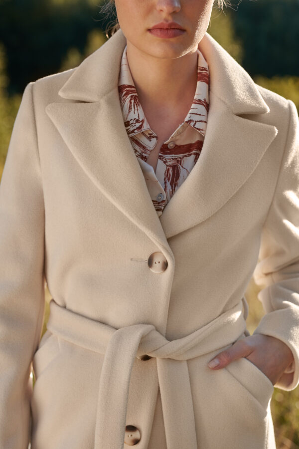 Well-fitted coat with collar revers and belt