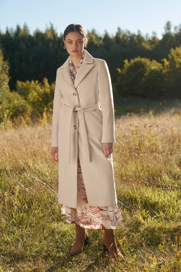 Well-fitted padded long coat with belt in ecru color