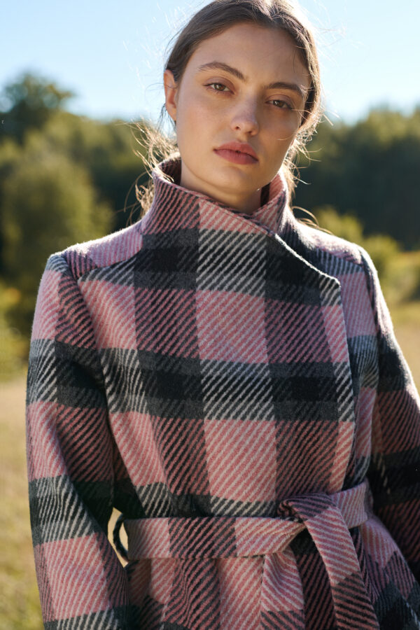 checkered women's coat with collar and concealed press-stud fastening