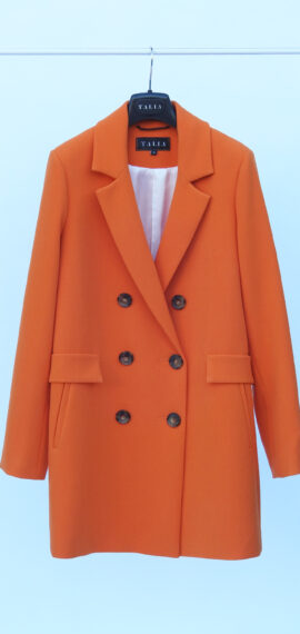Wiosenny płaszcz marynarka pomarańczowa, dwurzędowa prosta z ozdobnymi patkami.