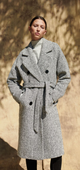 Dwurzędowy płaszcz zimowy ocieplany w przepiękną jodełkę. Ocieplany, wiązany w pasie. W oversizowym stylu.