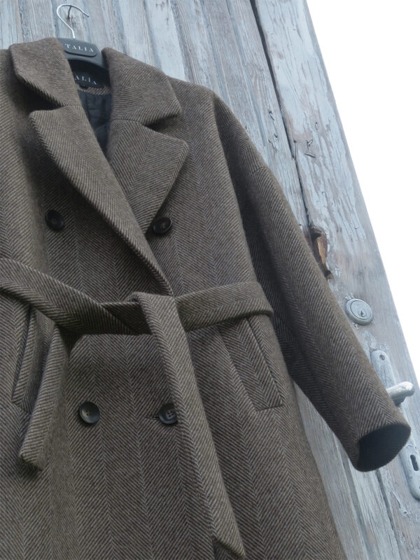 Dwurzędowy płaszcz delikatnie oversizowy, ocieplany , wiązany w pasie.