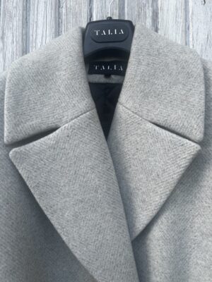 Kołnierz typu rewers.