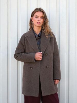 Zimowa kurtka damska oversize z obniżoną linią ramion. Swobodny, nowoczesny krój. Wygodny i funkcjonalny.