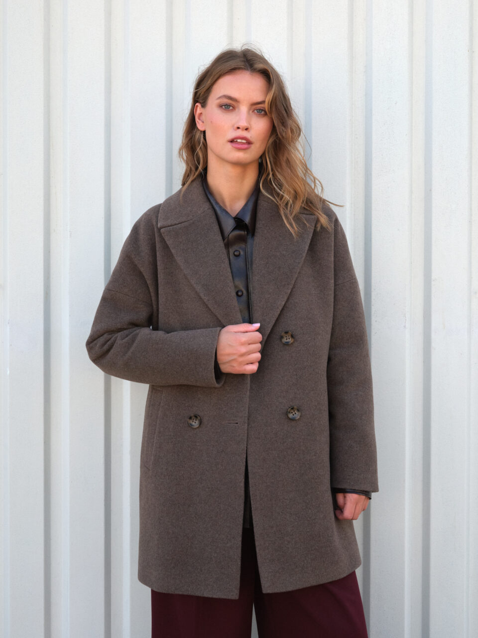 Zimowa kurtka damska oversize z obniżoną linią ramion. Swobodny, nowoczesny krój. Wygodny i funkcjonalny.