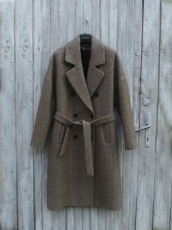 Limited edition płaszcz zimowy z wełny dziewiczej w przepiękny, ponadczasowy wzór jodełki.