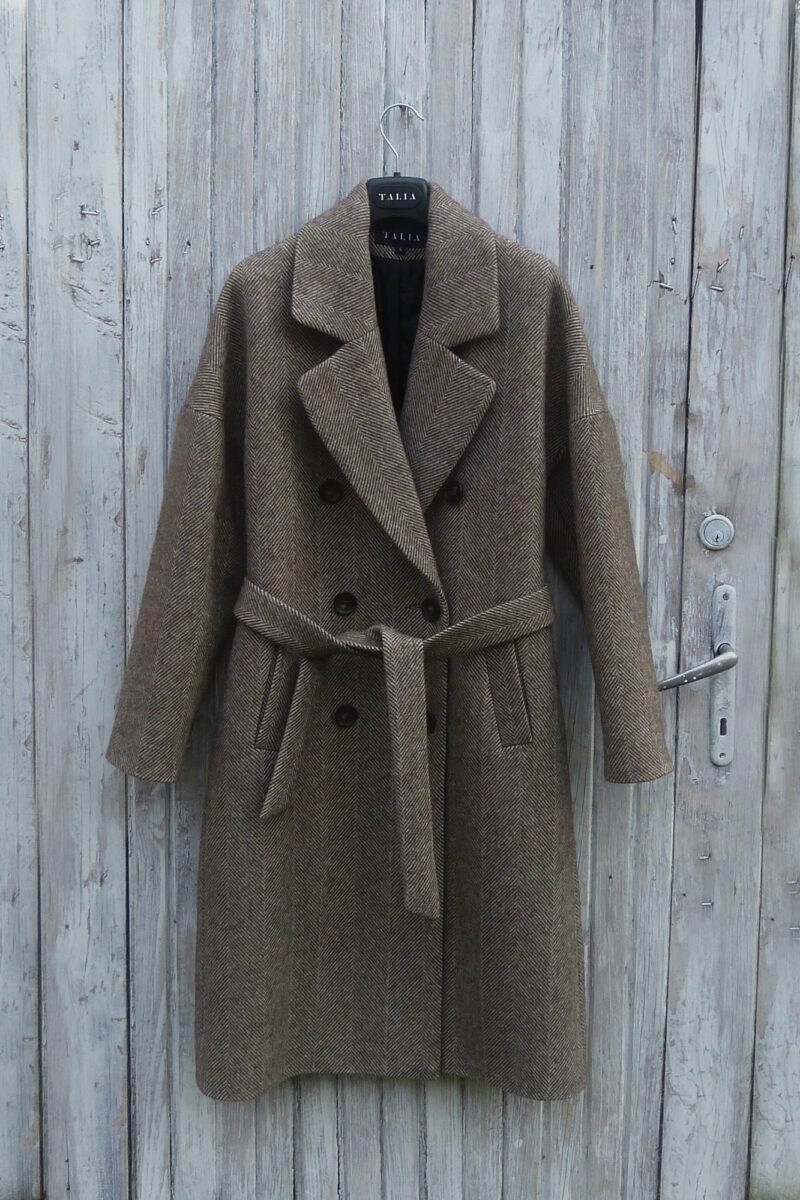 Limited edition płaszcz zimowy z wełny dziewiczej w przepiękny, ponadczasowy wzór jodełki.