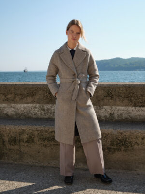 Ocieplany płaszcz z raglanowymi rękawami i wykładanym kołnierzem. Beżowo-szary szlachetny materiał. Nowoczesny krój.