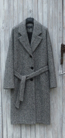 Płaszcz zimowy w czarno-białą jodełkę w stylu vintage. Ocieplany, zimowy o ponadczasowym kroju.