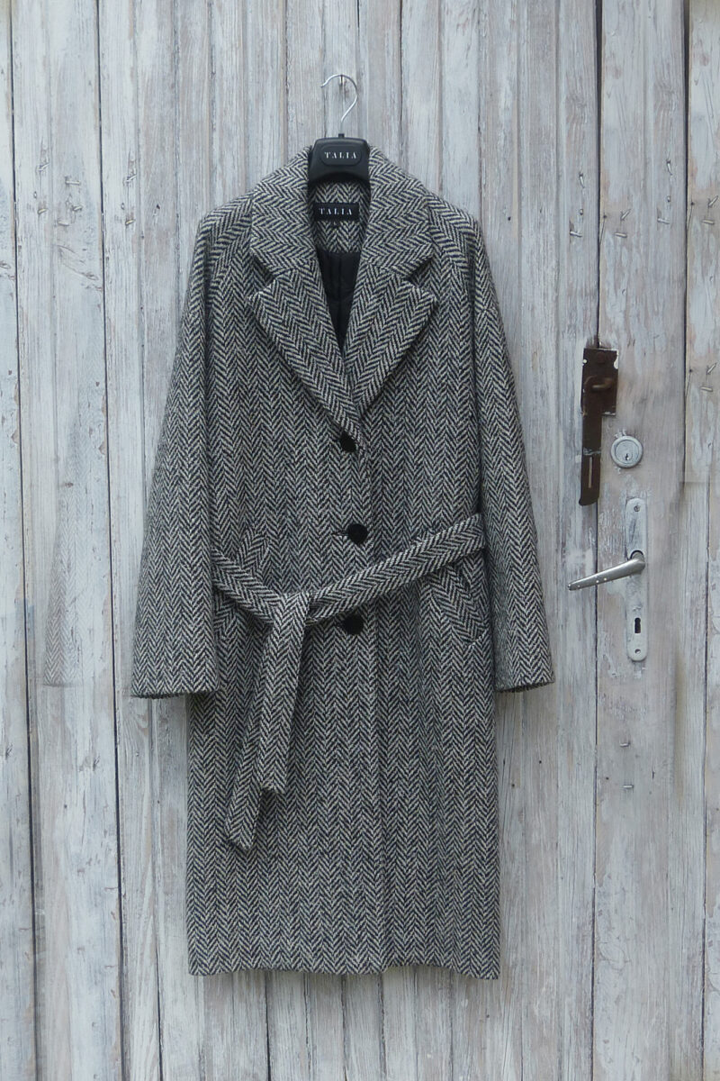 Płaszcz zimowy w czarno-białą jodełkę w stylu vintage. Ocieplany, zimowy o ponadczasowym kroju.