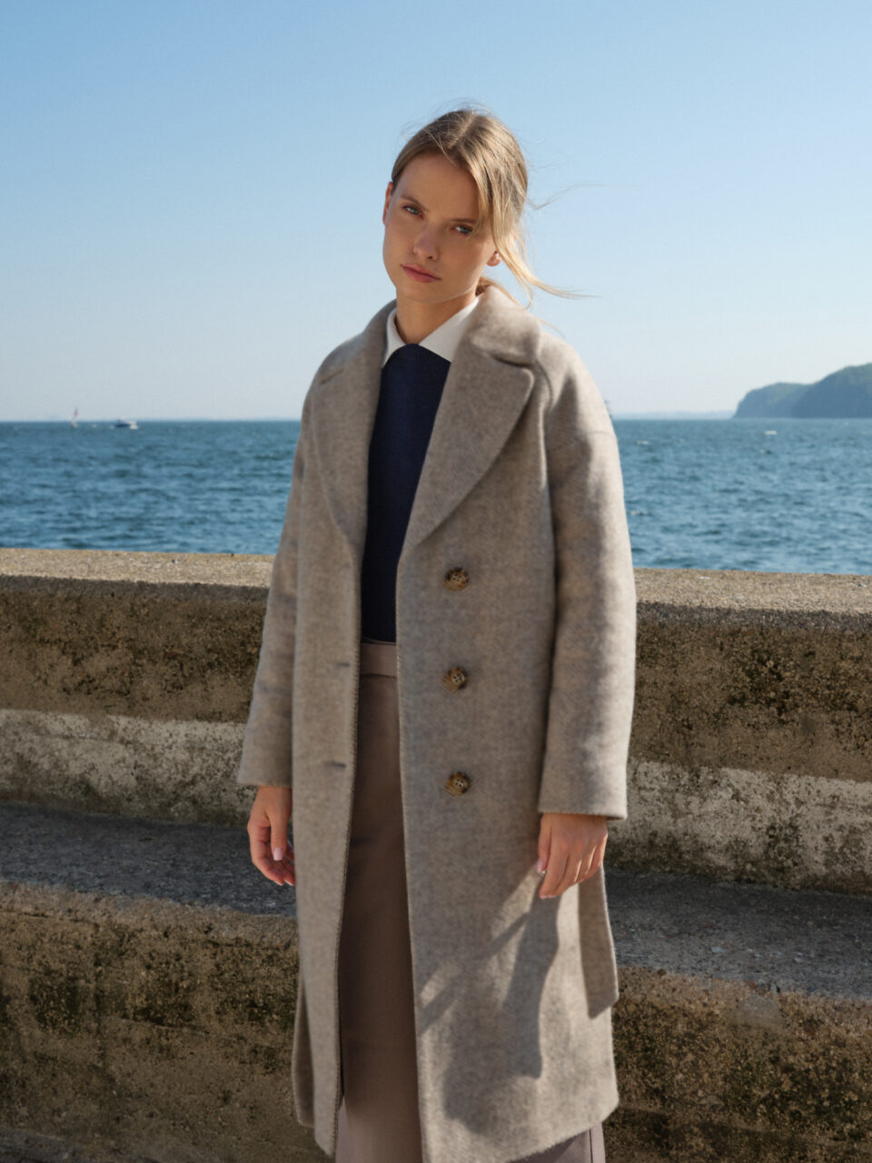 Płaszcz zimowy w beżowo-szary diagonal. Raglanowy rękaw, szlachetny materiał i styl retro.