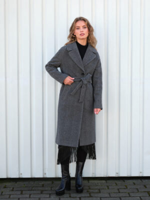 Zimowy płaszcz damski z wełny w grafitową jodełkę. Swobodny, nowoczesny krój. Wyrafinowana elegancja.