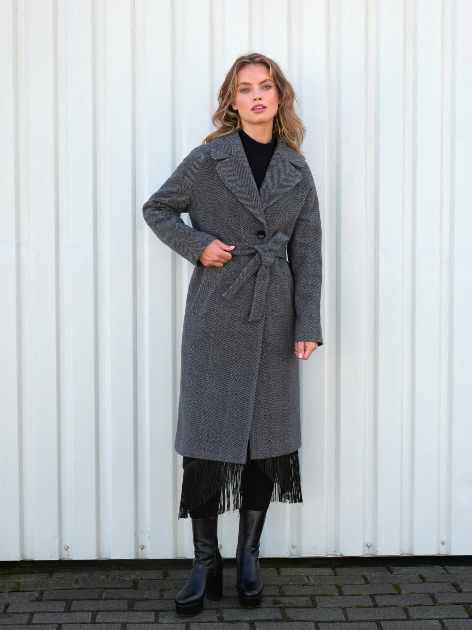 Zimowy płaszcz damski z wełny w grafitową jodełkę. Swobodny, nowoczesny krój. Wyrafinowana elegancja.