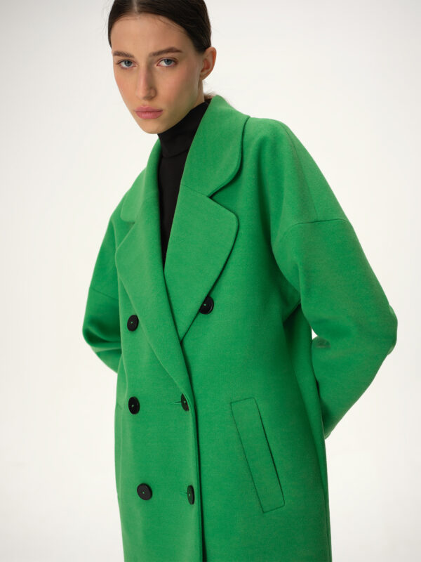 Dwurzędowy płaszcz wiosenny oversize w zielonym kolorze, bez paska.
