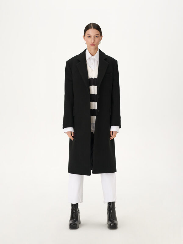 Płaszcz z poszerzanymi ramionami, jednorzędowy z kieszeniami wykończonymi patkami, w kolorze czarnym.