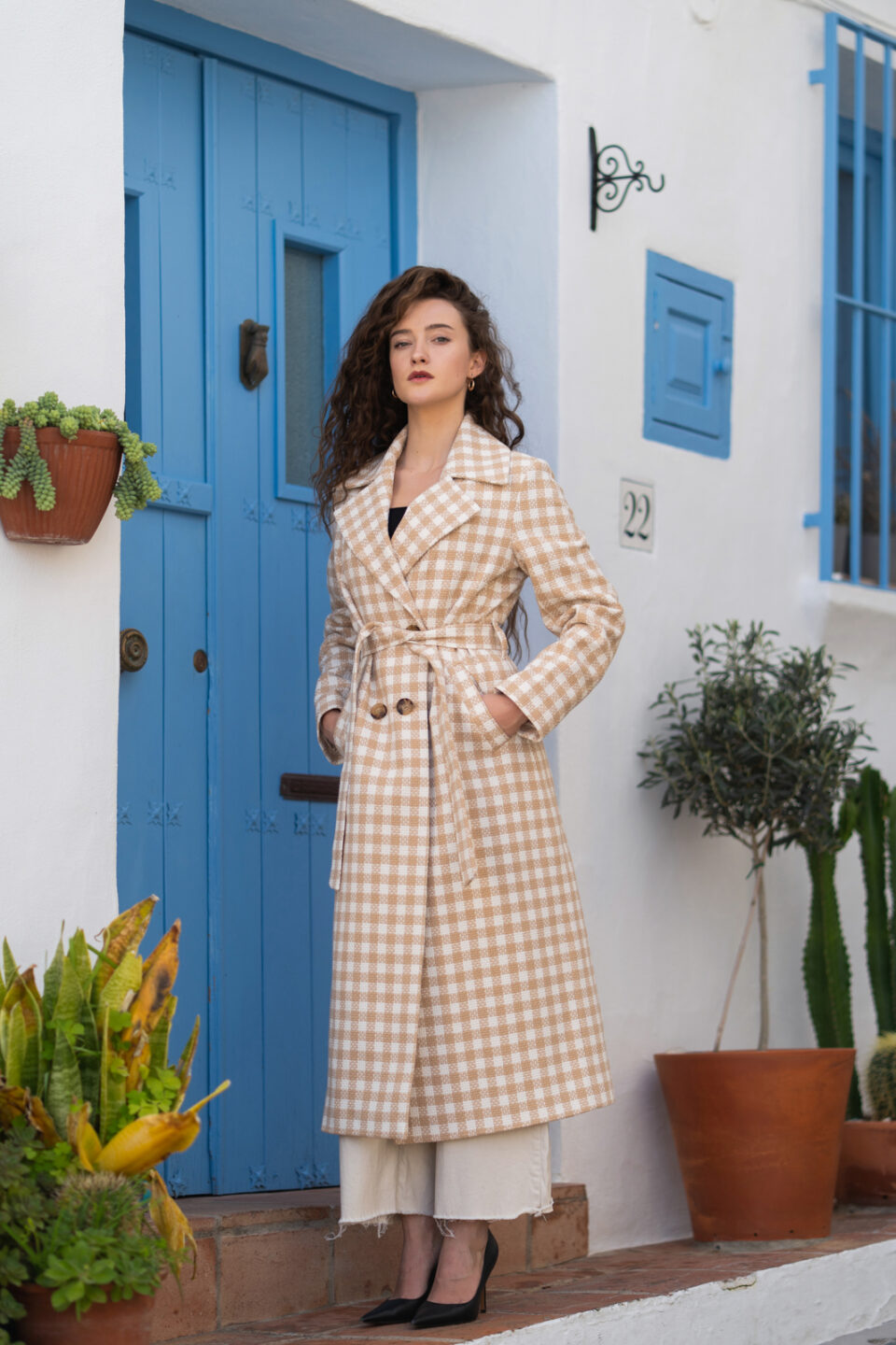 Bawełniany, długi, wiosenny płaszcz damski w camelową kratę. Uszyty został z wysokiej jakości materiału z fakturą.