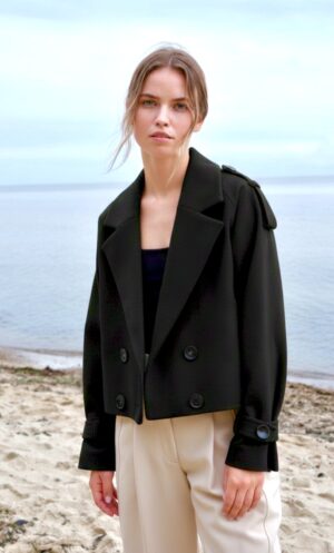 Czarna, krótka wełniana kurtka damska. Kurtka typu cropped.