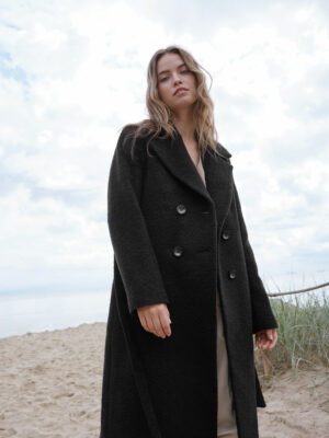Czarny płaszcz zimowy z ekskluzywnej mieszanki wełny. Klasyczny krój, wyrafinowany styl.