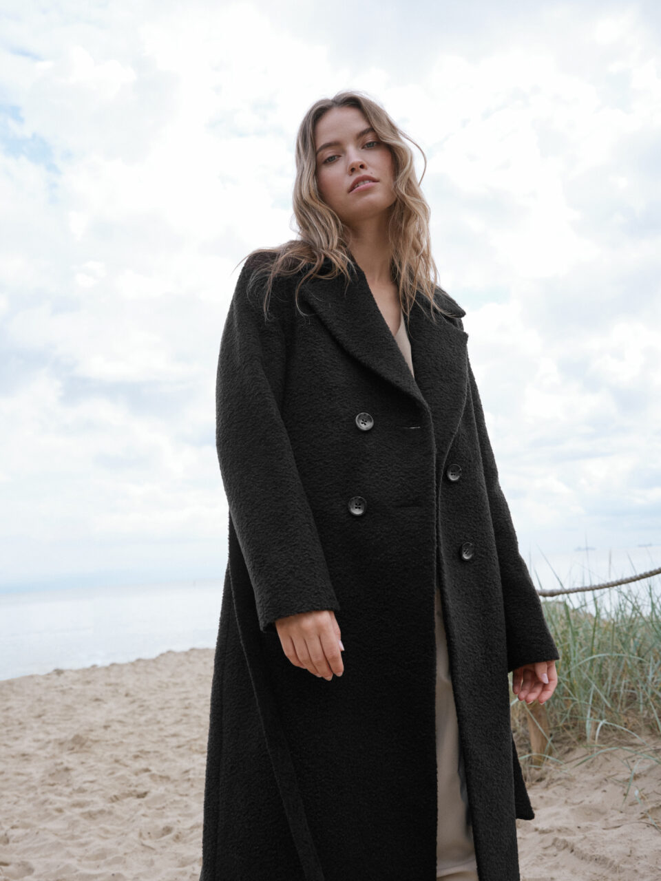 Czarny płaszcz zimowy z ekskluzywnej mieszanki wełny. Klasyczny krój, wyrafinowany styl.