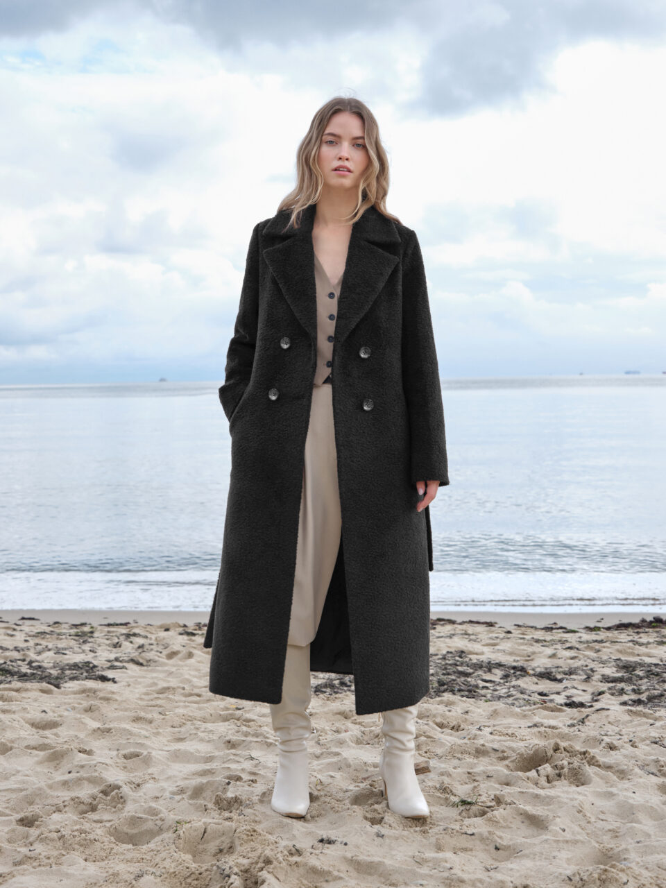 Czarny wełniany płaszcz zimowy. Ocieplany. Klasyczny krój w nowoczesnym wydaniu.