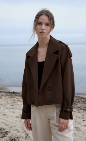 Czekoladowa krótka kurtka damska, krojem przypominająca krótki trencz. Ciepłe okrycie wierzchnie.