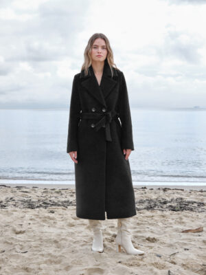 Długi czarny płaszcz zimowy w wyrafinowanym stylu. Zapinany dwurzędowo i wiązany. Idealny na zimę.