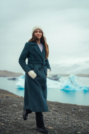 Długi, zimowy płaszcz w jodełkę 100% wełna dziewicza. Klasyczny krój i wzór. Piękny materiał.