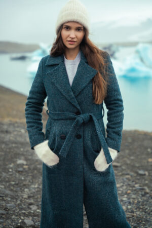 Długi zimowy płaszcz damski o klasycznym kroju z wełny dziewiczej. Wzór jodełki w nietypowym odcieniu. Klasyczny ponadczasowy krój.