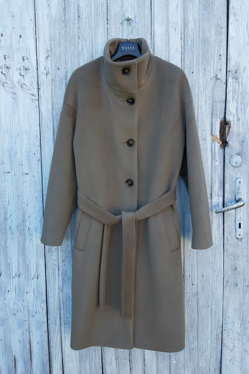 Jednorzędowy wełniany płaszcz damski zimowy ze stójką. Pasek w komplecie. Luźny krój. Miękki, plastyczny i ciepły materiał. Piękny oliwkowy kolor.