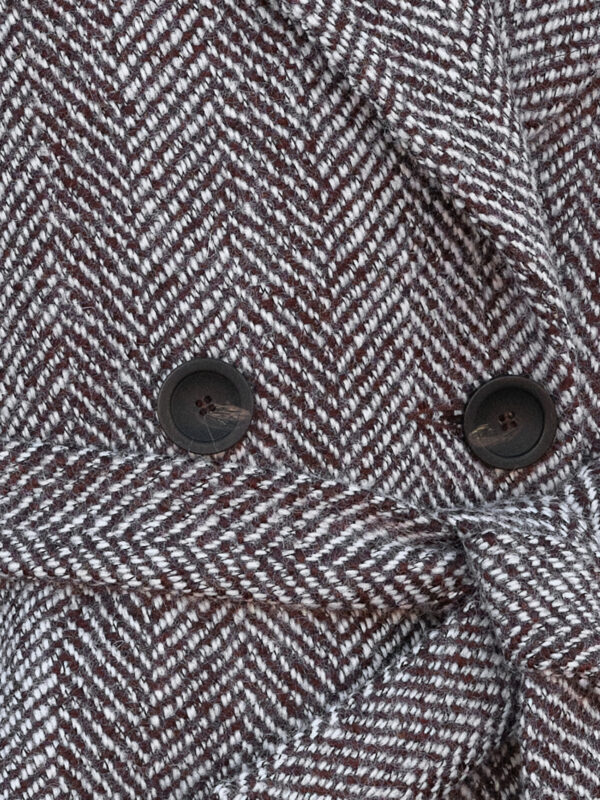 Jodełka - klasyczny deseń w modnym stylu Britisch Core. Naturalny materiał, ponadczasowy wzór i krój.