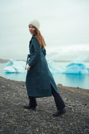 Płaszcz damski w jodełkę o nietypowym odcieniu. Długi, ocieplany z wełny dziewiczej. Klasyczny ponadczasowy model. Wiązany.