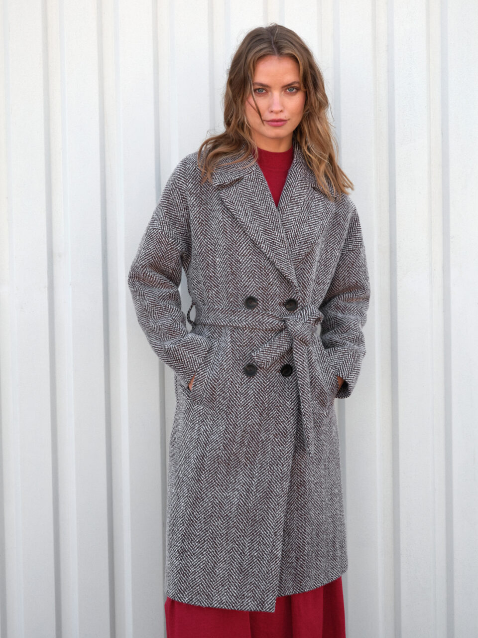 Zimowy płaszcz damski w stylu oversize z opuszczoną linią ramion. Zaprojektowany, by wyglądał stylowo i był wygodny. Modny wzór jodełki. British core.