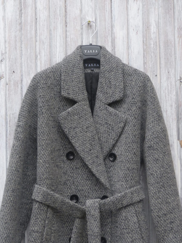 Dwurzędowy płaszcz zimowy w stylu oversize z obniżoną linią ramion. Zimowy i dodatkowo ocieplany. Wełniany materiał z przepiękną fakturą i w modnym szarym kolorze.