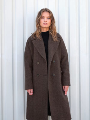 Zimowy płaszcz damski z opuszczoną linią ramion w stylu oversize. W jodełkę. Nowoczesna linia, klasyczny wzór. Wełniany materiał.
