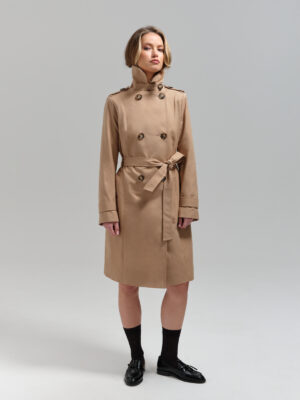 Beżowy dwurzędowy prochowiec, trencz damski z mieszanki bawełny o dopasowanym kroju. Klasyk na lata.