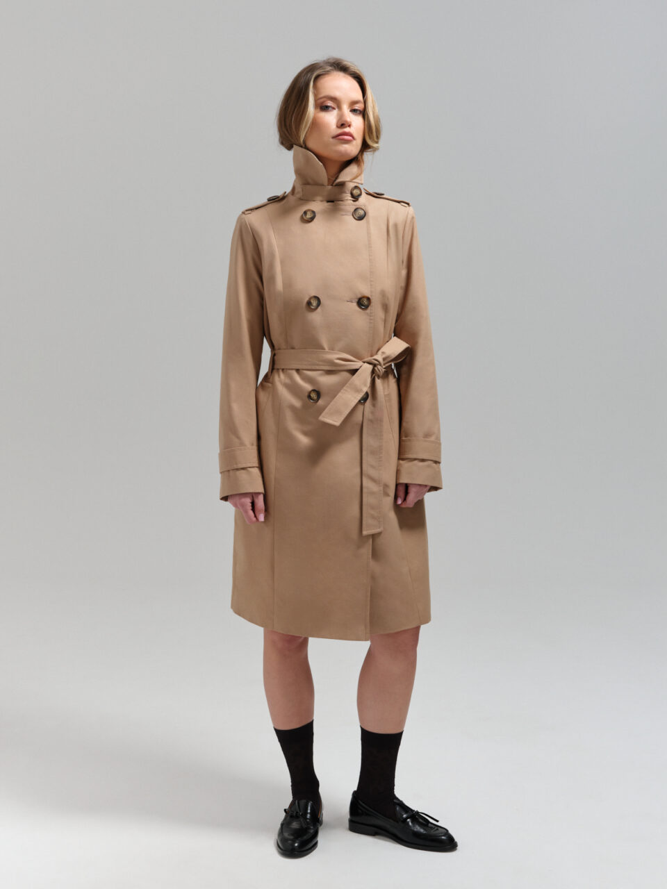 Beżowy dwurzędowy prochowiec, trencz damski z mieszanki bawełny o dopasowanym kroju. Klasyk na lata.