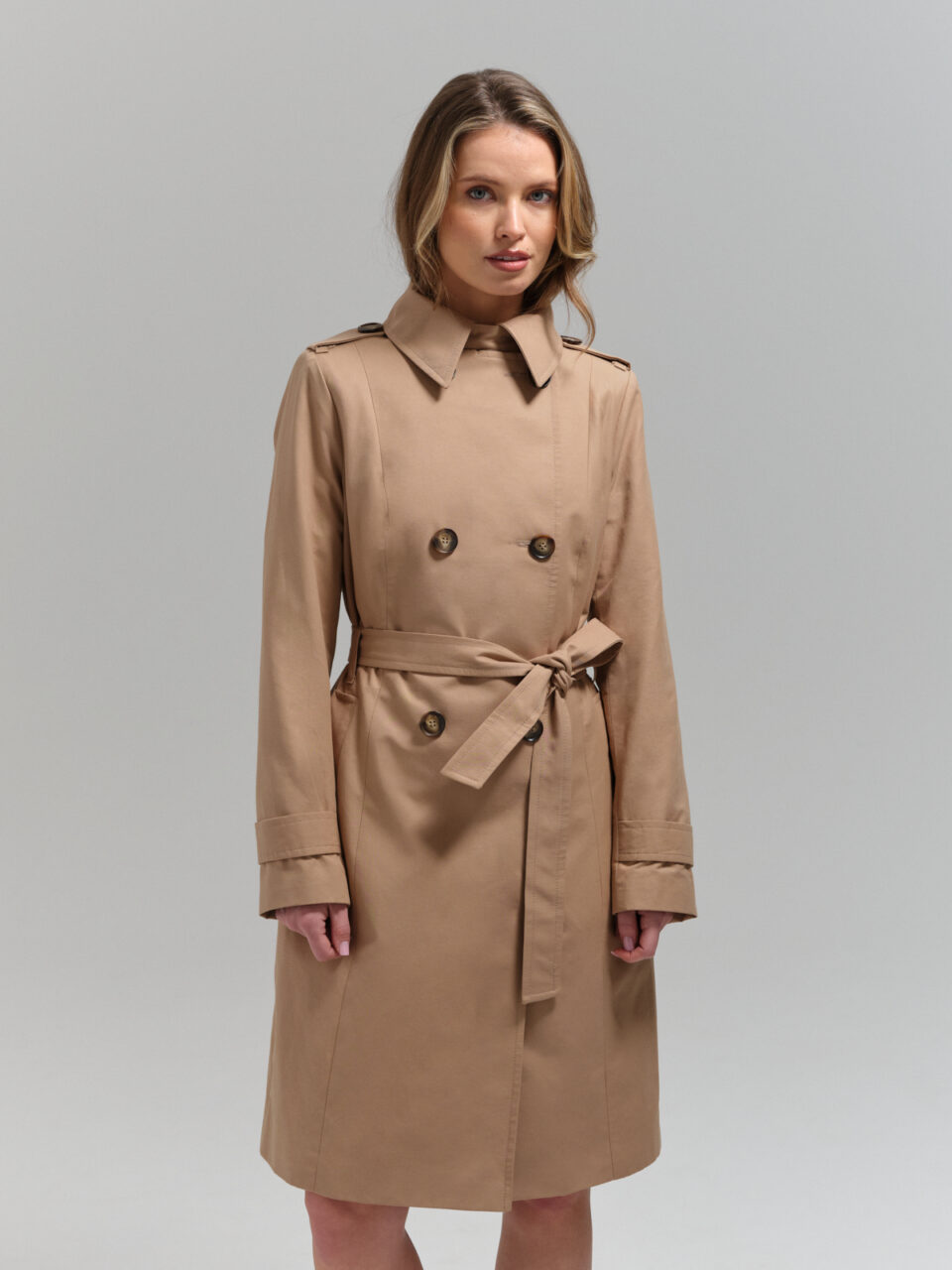 Klasyczny, bawełniany trencz o dopasowanym kroju. Zapinany na guziki. Koszulowy kołnierz na stójce. Ręcznie szyty.