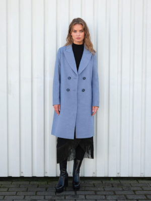 Niebieski płaszczyk zimowy z mieszanki wełny o dopasowanym kroju. Taliowany tył. Wiązany.