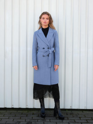 Niebieski zimowy płaszcz o dopasowanym kroju. Długość w kolano. Zapinany na guziki i wiązany.
