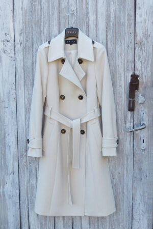 Wiązany trencz klasyczny dopasowany z dwurzędowym zapięciem na szylkretowe guziki wiązany w pasie.