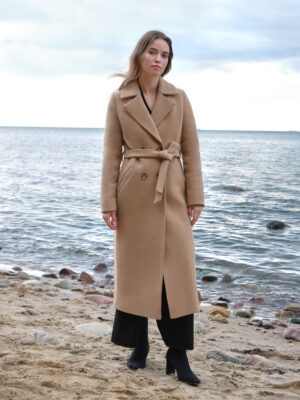 Camelowy długi płaszcz szlafrokowy, dodatkowo ocieplany, wiązany w pasie i zapinany na guziki. Ponadczasowy klasyk.