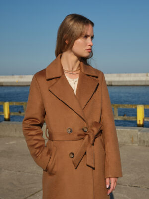 Camelowy klasyczny płaszcz zimowy. Uszyty z wysokiej jakości lśniącej tkaniny wełnianej o falistej strukturze. Efekt zibellino. Ciepły, miękki i luksusowy. Efekt wow murowany.