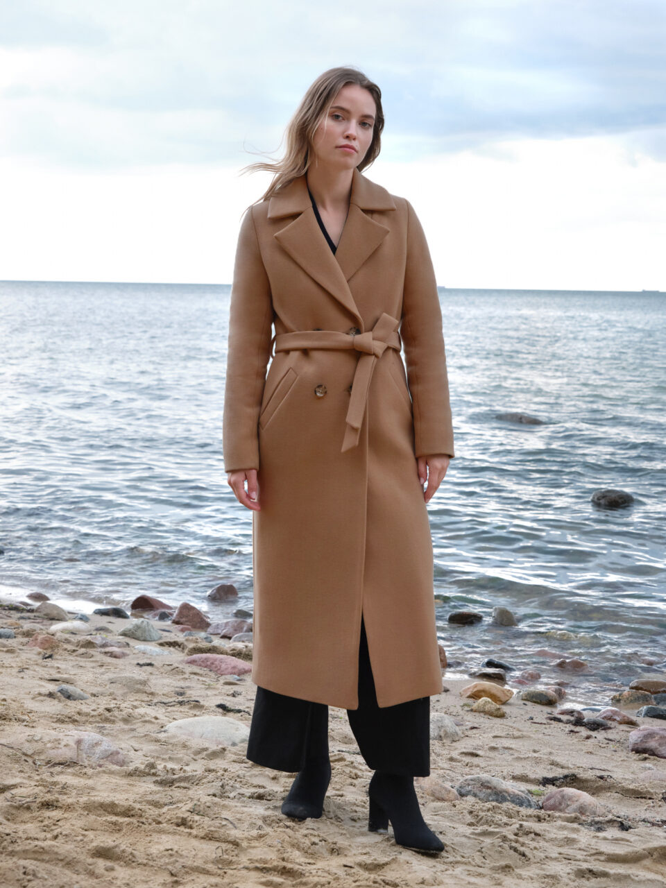 Karmelowy płaszcz zimowy o szlafrokowym kroju. Uszyty z pięknego materiału wełny dziewiczej. Ponadczasowy minimalistyczny krój i kolor stanowić będzie bazę dla wielu stylizacji.